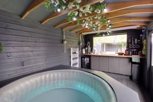 Garden Bar/Hot Tub Room